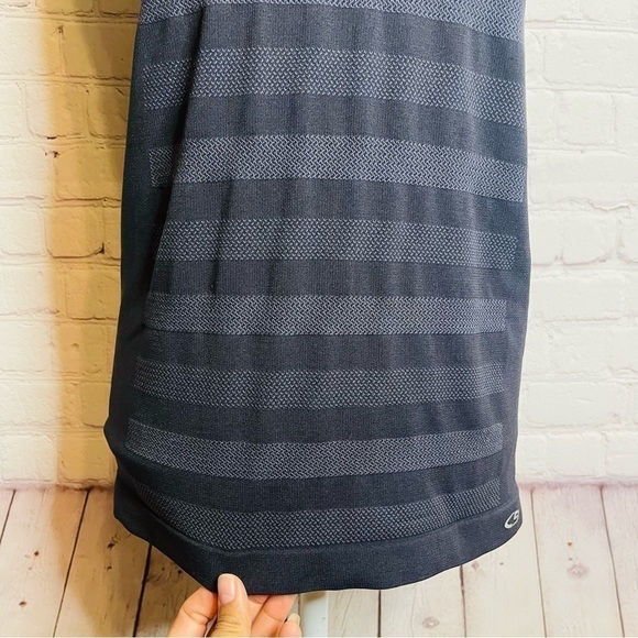 Champion Seamless Active Top - Like New - Picture 6 of 10